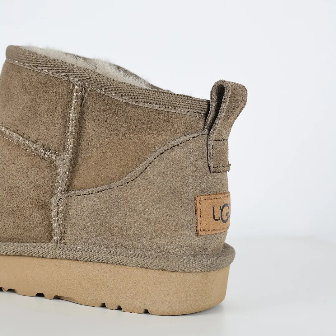 Pick up locally 💰520 Core recommendation Good price It is a very suitable choice for home furnishings. In the new year, uug launched a series of styles, which are partial to the preferences of young consumers and have also moved to the forefront of fashion trends. Shoe body material: water-repellent coated suede upper, 17mm UGGPURE™ implantable wool insole, lightweight non-slip and comfortable rubber outsole, with brand LOGO and trademark. Comes with a full set of packaging. Size: 35 36 37 38 39 40 41 42 43 44